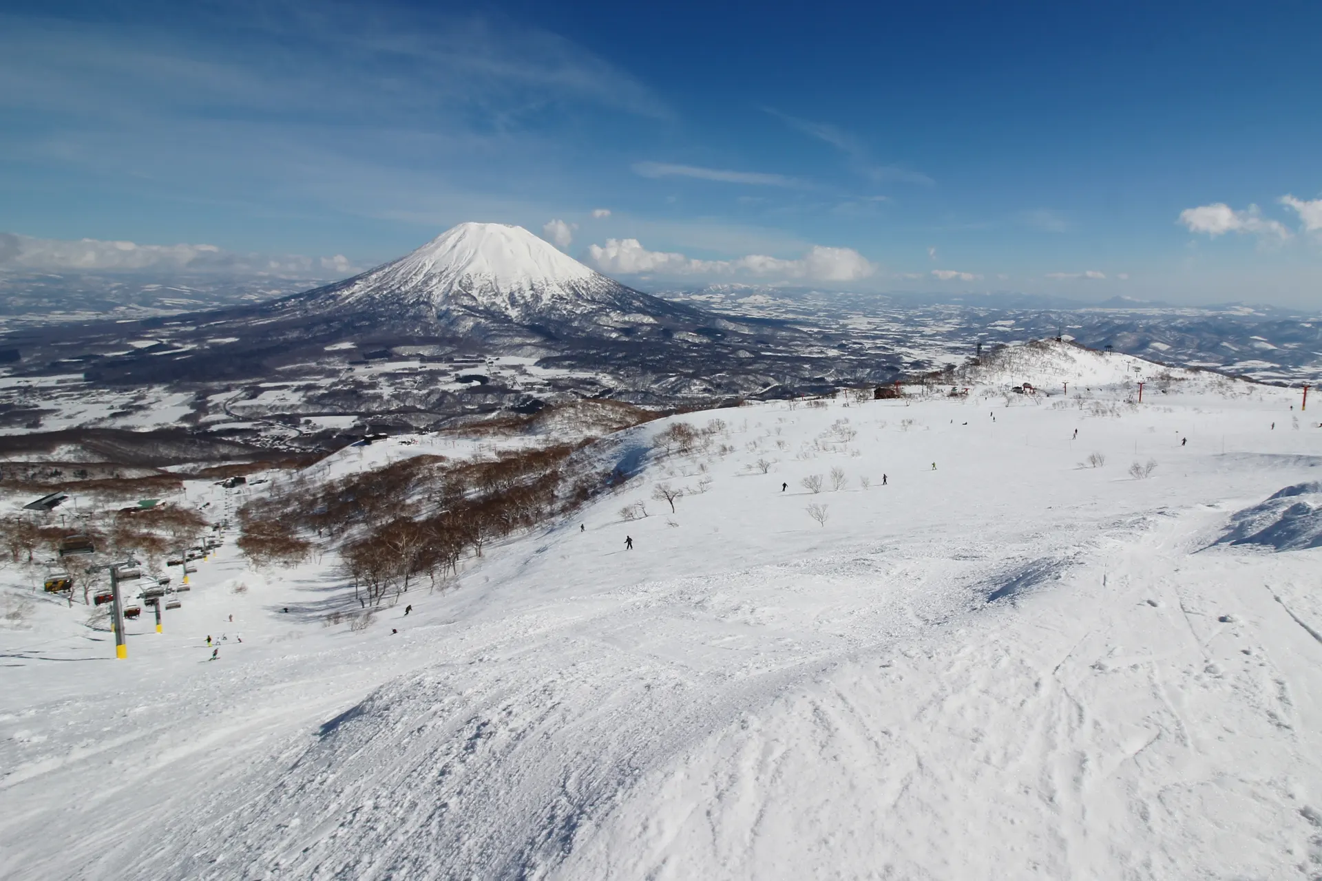 從二世古安努普利山的雪坡望向羊蹄山。